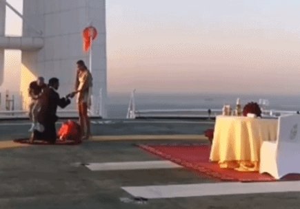 开云体育app官网-佩莱成功向瓦尔加求婚 美妻娇羞晒出鸽子蛋大钻戒